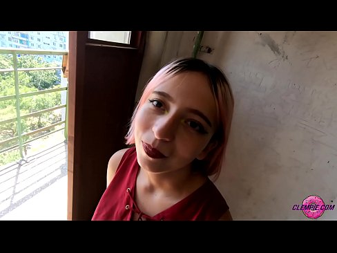 ❤️ Ikasle sentsuak arrotz bat zurrupatzen du kanpoaldean - Cum On His Face ❤❌ Etxeko pornoa gugan